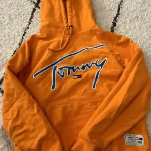Säljer denna orangea tröjan! Den är använd få gånger, bra skick. Kostade runt 80€ (800 kronor) från början och säljer den nu för 20-30€ (200-300 kronor).   Ifall ni är intresserade/vill veta exakta pris så kontakta mig här på plick! 🧡🍁