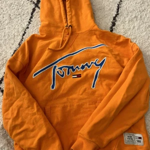 Orange Tommy hilfiger tröja🧡 - Säljer denna orangea tröjan! Den är använd få gånger, bra skick. Kostade runt 80€ (800 kronor) från början och säljer den nu för 20-30€ (200-300 kronor).   Ifall ni är intresserade/vill veta exakta pris så kontakta mig här på plick! 🧡🍁