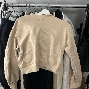 Beige sweatshirt  - Kort sweatshirt köpt på lindex, barnstorlek 146-152 Använd några gånger 