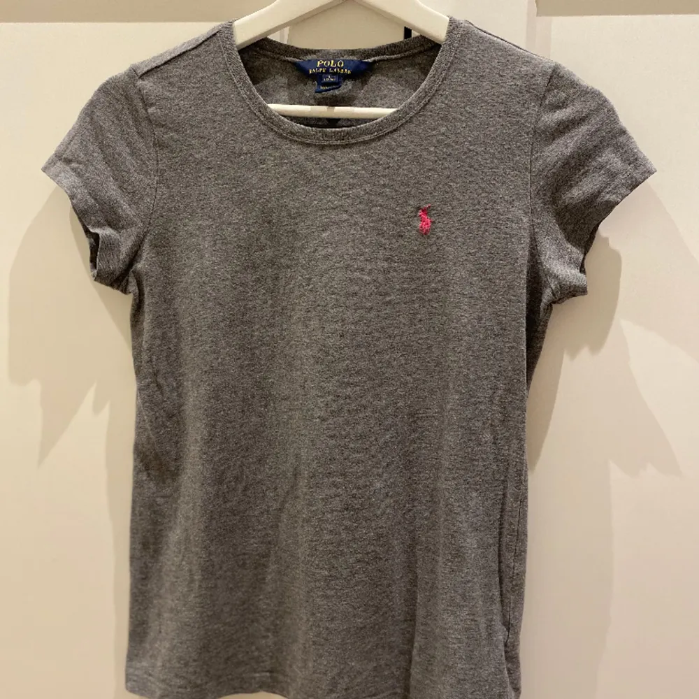 Ralph Lauren t-shirt i nyskick. Storlek: XS / XXS (large - barnstorlek). T-shirts.