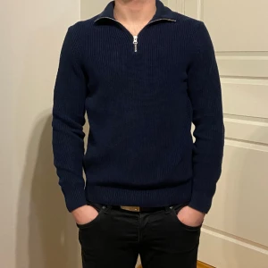  Blå zipptröja -  Säljer denna blå zipptröja.(tryck gärna på ”köp nu”).