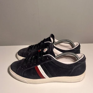 Moncler skor  - Säljer ett par snygga moncler skor i storlek 40 (sitter som 41-41,5). Cond 8,5/10 lite heeldrag annars väldigt bra skick! Tillkommer endast skor!