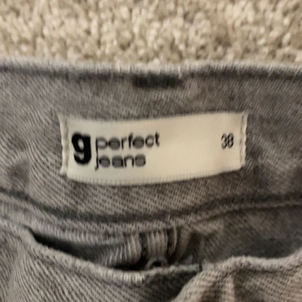 Ett par jeans från Gina tricot säljer pga dom inye passar längre, används flitigt men i bra skick ❤️. Jeans & Byxor.