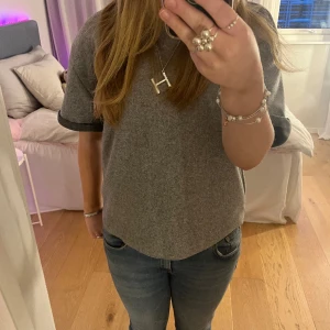 stickad t-shirt  - säljer min stickade t-shirts från zara spm änfast är andvänd 1 gång, nypris 329kr kom privat för mer info och bilder ❤️