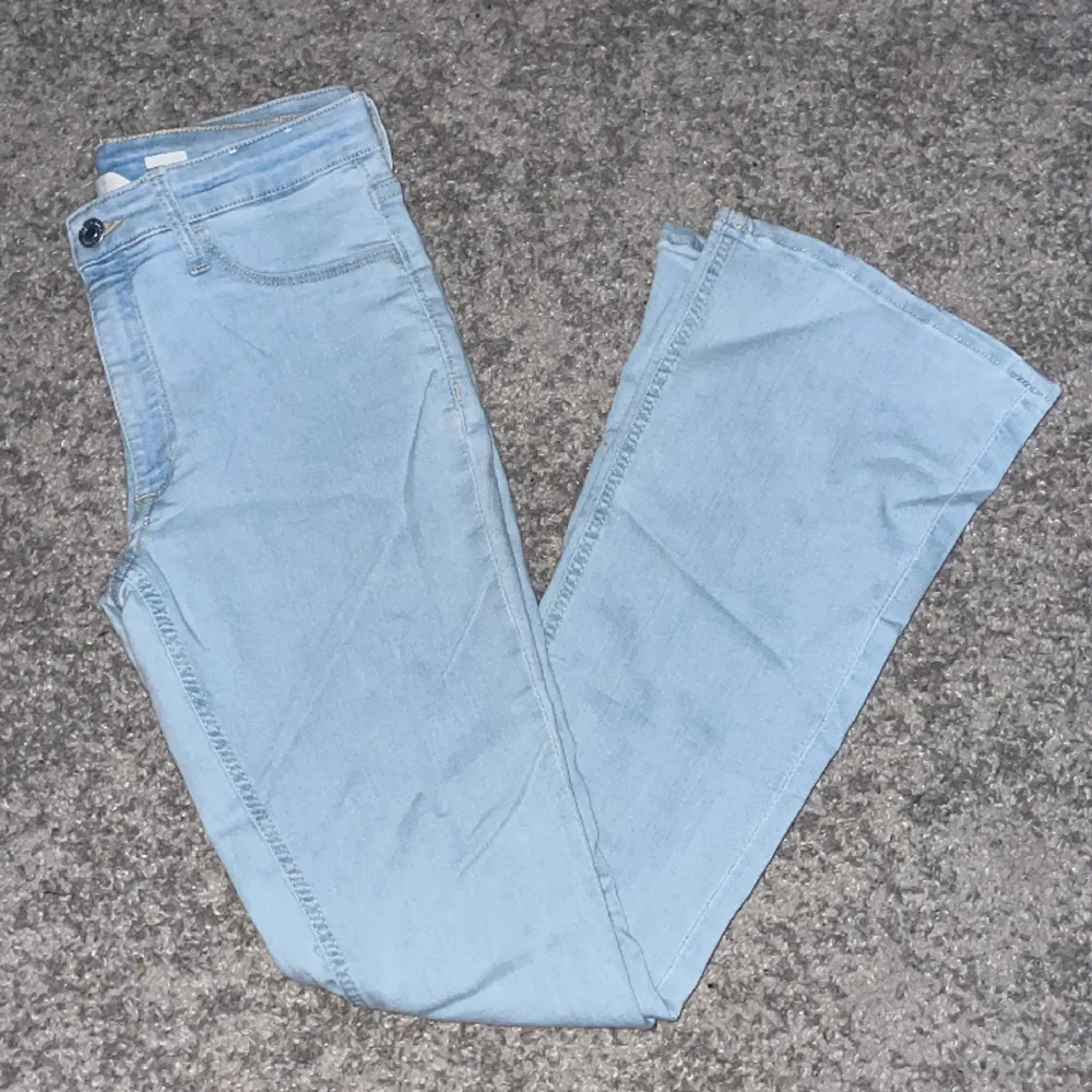 Ljus blå jeans, aldrig andvända jätte bra skick!🩵. Jeans & Byxor.