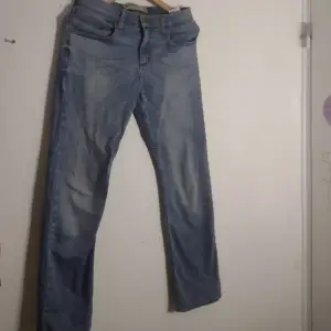 Jätte snygga lågmidjade slim straight jeans från Wrangler! 99 cm längd och 35 cm midjemått. Säljer pga använder inte längre. Jag säljer för 200 kroner för jag köpte för 500 kr men priset kan diskuteras💕KLICKA INTE PÅ KÖP NU