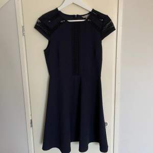 En marinblå kläning med spets från H&M. Strolek S. Endast använd vid ett fåtal tillfällen så i nyskick. Stängs med en dragkedja i ryggen. Skriv privat för fler bilder💞