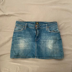 Minikjol  - Lowaist jeans minikjol från Lee, köpt second hand men i superbra skick inga deffekter