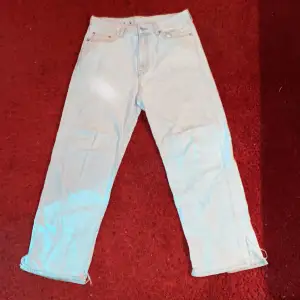 Ljusblåa weekday jeans i bra skick (ostrukna därav skrynklig) uppklippta längst ner för bättre passform
