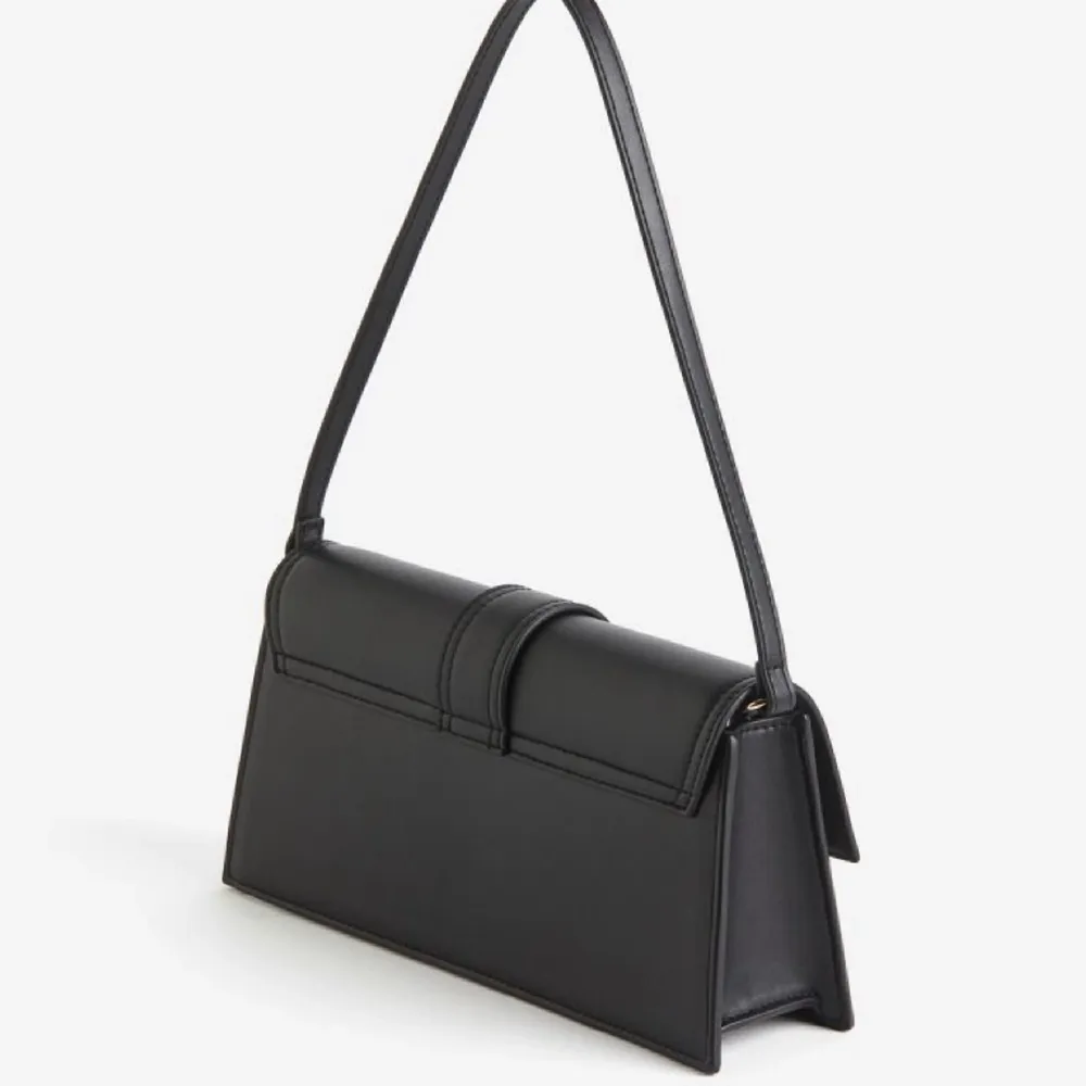 Svart liten handväska från H&M, slutsåld modell. I nyskick, inte använd därav priset. . Väskor.