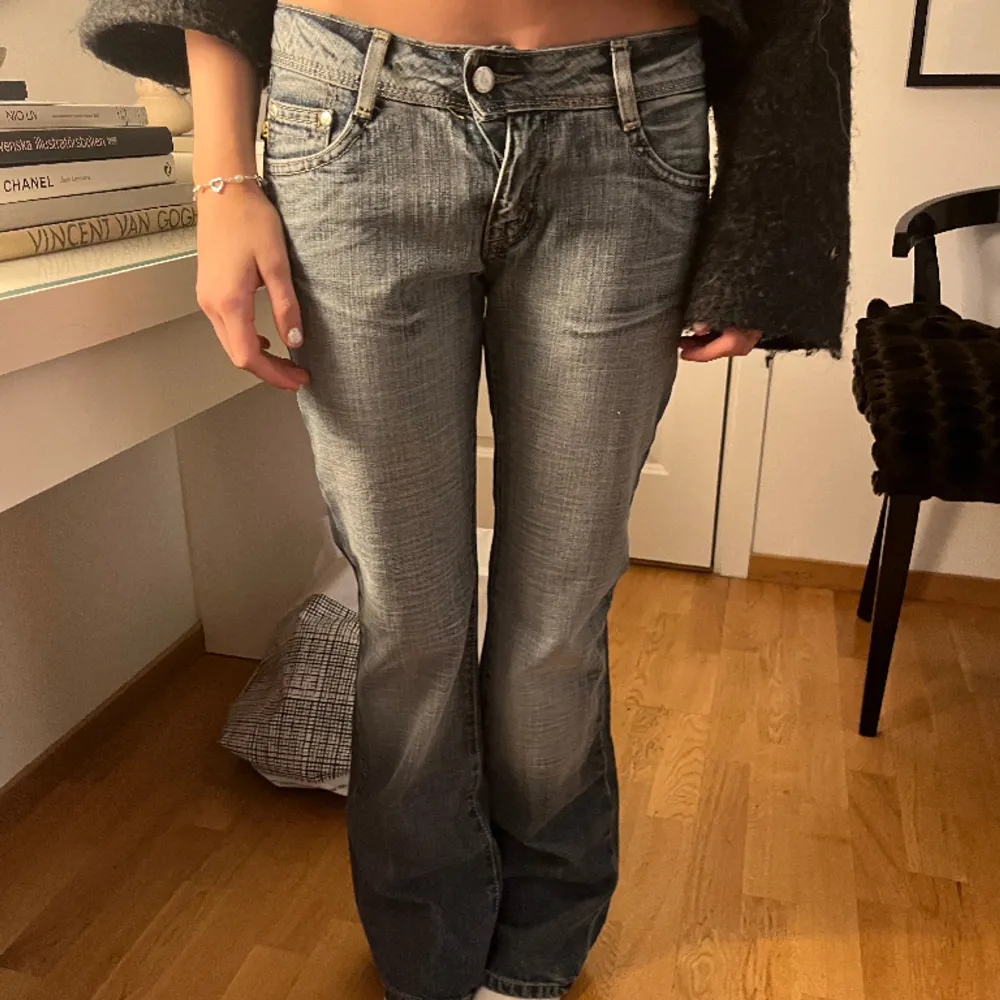 snygga utsvängda lågmidjade jeans, midjemått: 36cm Innerbenslängden: 82cm. Jeans & Byxor.