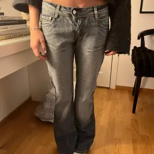 snygga utsvängda lågmidjade jeans, midjemått: 36cm Innerbenslängden: 82cm
