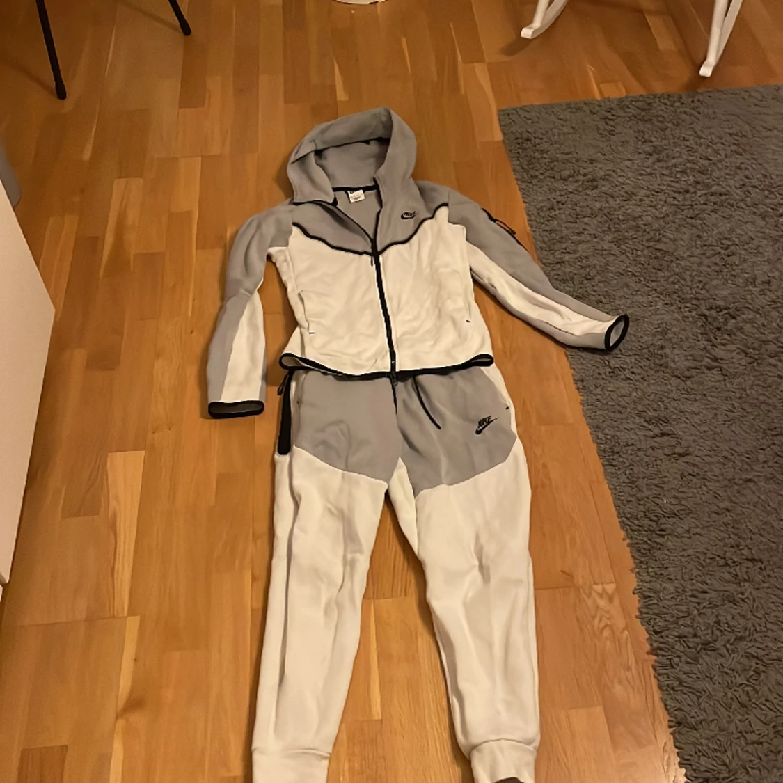 Nike tech tracksuit vit/grå