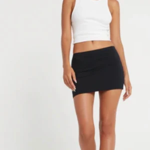 Mini kjol svart- Motel rocks - Helt oanvänd med prislapp kvar, säljer för att den var för liten för mig!   Orginalpris: 273kr!  För fler bilder skriv privat🥰