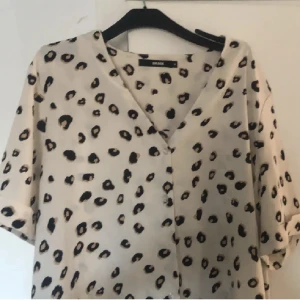 Blus - Riktigt fin blus från Bikbok. Fint skick. Stl M.