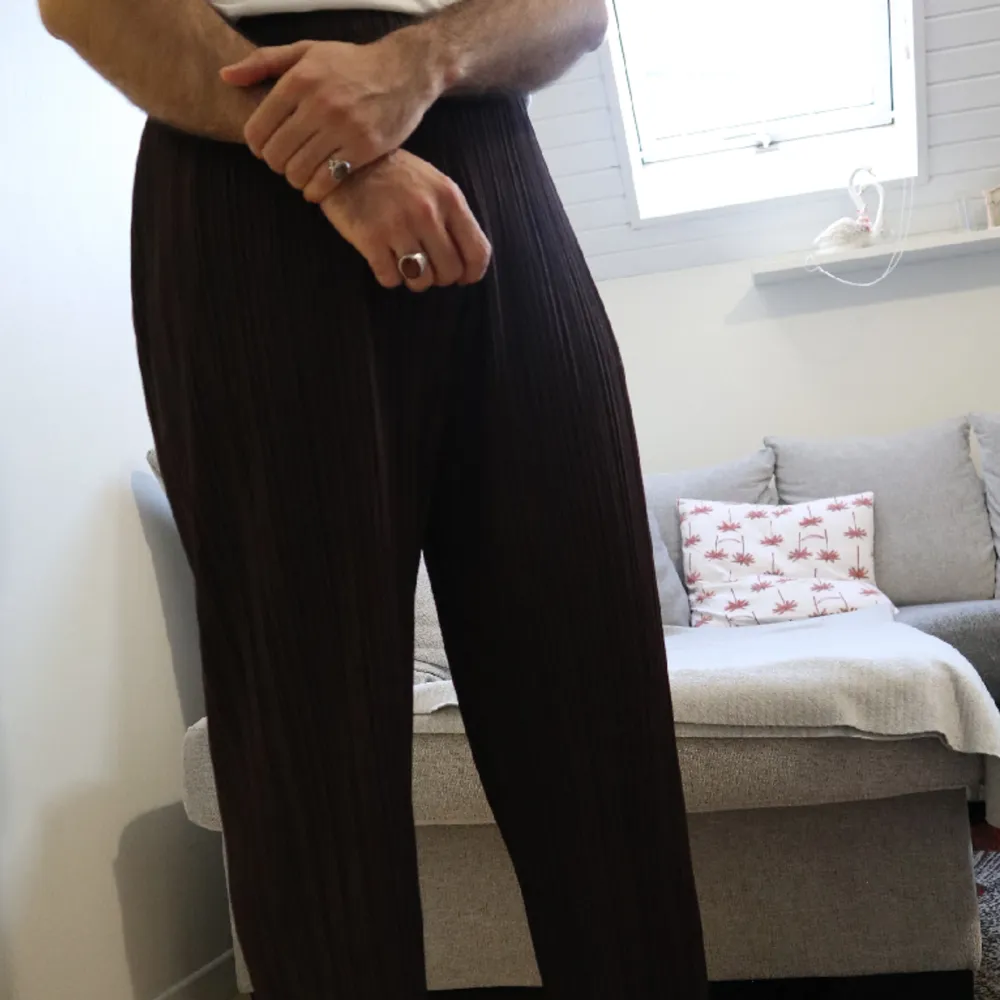 Säljer mina otroligt unika pläterade byxor från japanska Issey Miyake. Modell homme plisse. Storlek 2 (M) med väldigt täjbar midja. Mycket bra skick!  Nypris cirka 5600kr. Jeans & Byxor.