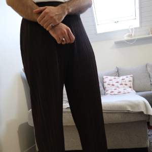 Säljer mina otroligt unika pläterade byxor från japanska Issey Miyake. Modell homme plisse. Storlek 2 (M) med väldigt täjbar midja. Mycket bra skick!  Nypris cirka 5600kr