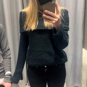 Säljer denna off shoulder tröja från H&M i strl XS men passar även mig som i vanliga fall har S 💚 endast använd 2ggr. 