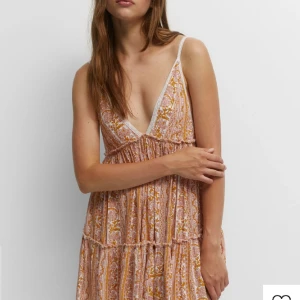 Mönstrad klänning - Så fin klänning från pull and bear. I storlek m