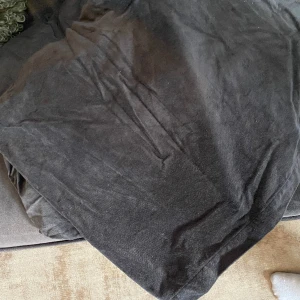 Sängkappa  - Säljer en sängkappa från H&M Home i sammet 120x200. OBS att bild nr 1 är en liknande produkt då jag inte har en egen bild. Bild nr 3 visar är den verkliga färgen som är grå