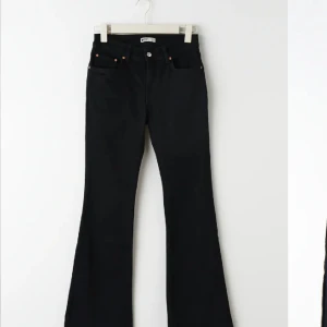 Gina tricot Jeans  - Säljer mina super fina jeans från Gina i storlek 34! Jag är ca 1,60, säljer för de aldrig kommer till användning! Pris kan diskuteras! 