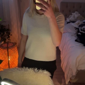 Vit stickad t-shirt  - En vit stickad t-shirt från hm, lite nopprig men annars bra kvalitet 