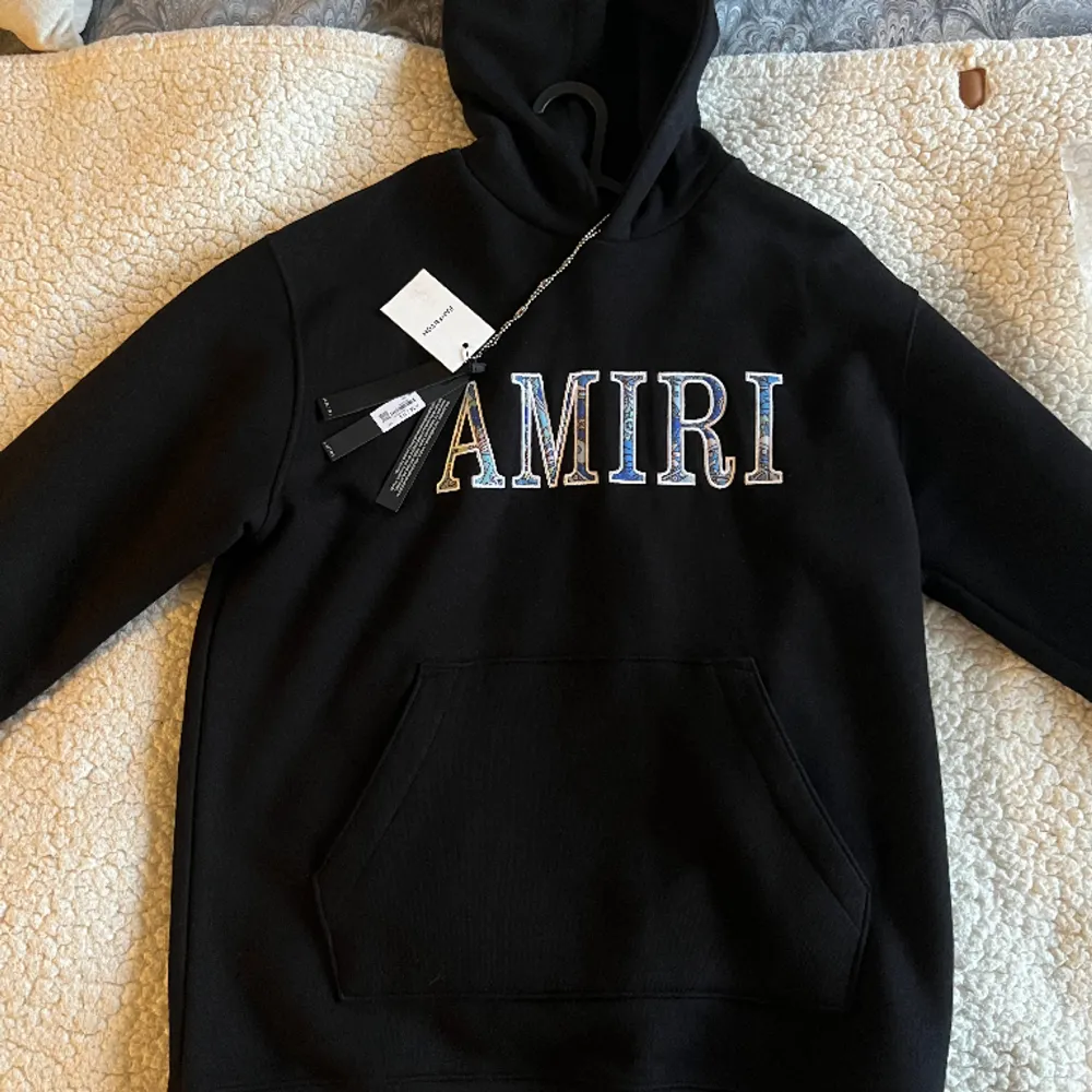 Hej, jag säljer en svart Amiri hoodie från farfetch. Säljer för jag vill inte ha den längre. Finns inga problem med den och är nästan inte ens använd. Pris kan diskuteras.. Hoodies.
