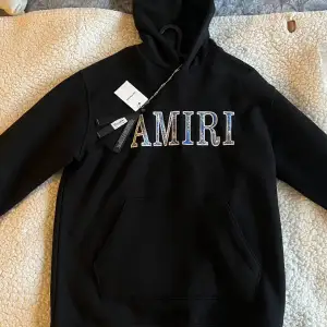 Hej, jag säljer en svart Amiri hoodie från farfetch. Säljer för jag vill inte ha den längre. Finns inga problem med den och är nästan inte ens använd. Pris kan diskuteras.