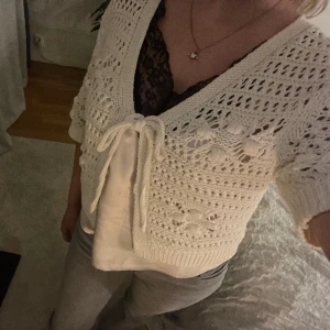 Zara kortärmad kofta  - Säljer denna supersnygga kortärmade kofta då den helt enkelt aldrig kommer till användning 💝 Knappt använd!!!Skriv privat för frågor🤩🤩