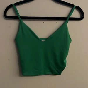 Grönt croppat linne i storlek S - Helt ok skick bara lappen som är trådig. Bara använd ett fåtal gånger. Från new yorker.