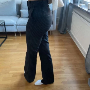 Kostymbyxor bikbok - skit snygga kostymbyxor från bikbok, mid waist randiga! pris diskuteras  