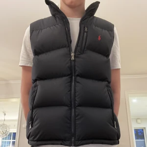Ralph laruen väst - Säljer nu min väst från polo ralph lauren i bra skick, västen passar bra för mig och jag är 183 cm.