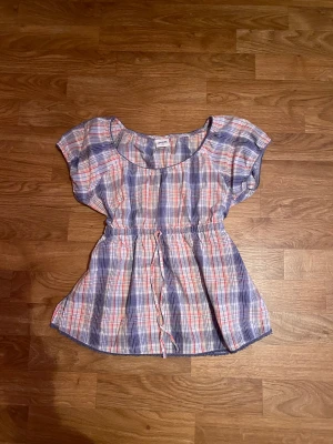 Babydoll tröja shirt  - Super söt babydoll tröja som tyvärr it kmr till användning! Liknar den från brandy Melville 😍. Det står strl 160 men skulle säga xs! 💕🫶 *sätter på köp nu när du kontaktar mig<33 