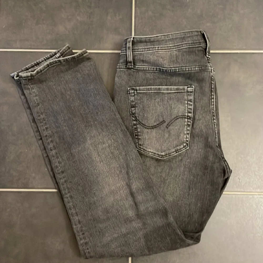 Säljer min Jack and Jones jeans i srorlek 31/30 passar även 30/32. Skicket är 9/10 då de har ändast har används fåtal gånger.  Kontakta för mer info!. Jeans & Byxor.