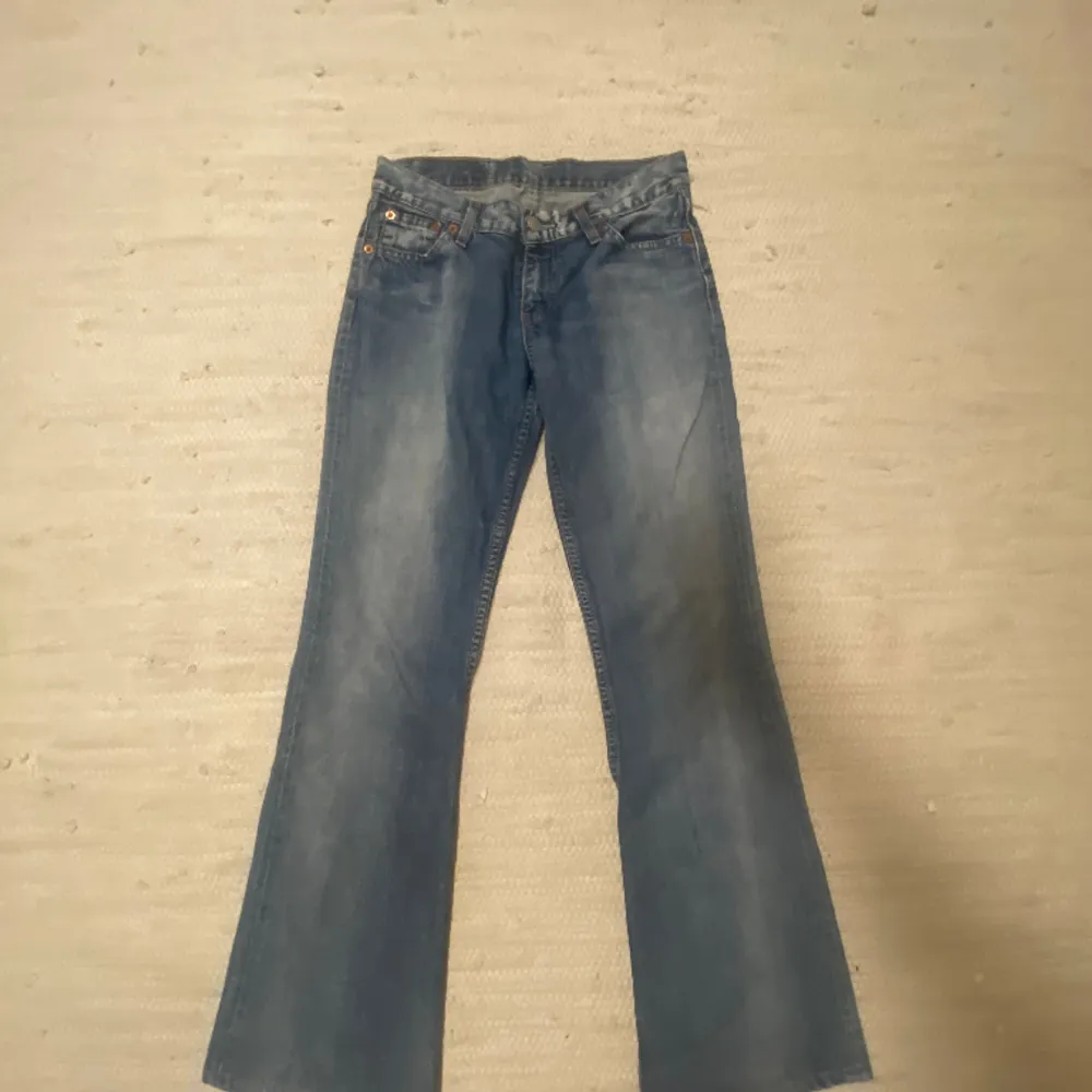 Säljer dessa sjukt snygga Levis jeansen då dom blivit för små för mig. Små i modellen så skulle säga att de passar st 32 till 34 och någon som är 160-165 cm lång🥰. Jeans & Byxor.