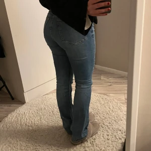 Zara jeans - Bootcut jeans från zara❤️❤️ Midjemått: 35cm Innerbenslängd: 77cm