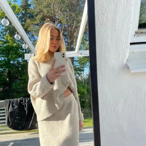 Beige sett  - Jätteskönt stickat sett från Mojo. 