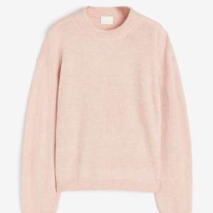 Säljer denna oanvända rosa stickade tröjan från hm då jag har en annan, prislappen är ff på💕nypris 199💕
