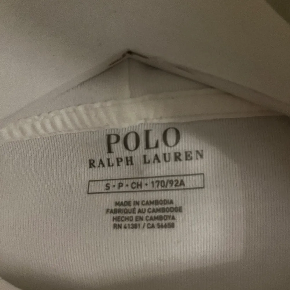 Vit polo hoodie köpt för ett par veckor sedan, ser ut precis som ny och säljer pga att den blivit för liten…   Dm för mer info/Bilder/prisförslag. Hoodies.