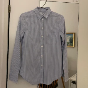 Filippa K skjorta i bomull - Skjorta från Filippa K, ljusblå med vita ränder. Så fin💙🤍 strl xs. Kolla gärna mina andra annonser, ger gärna paketpris och samfraktar!