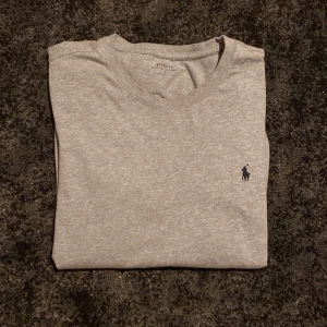 Ralph lauren tröja - Långärmad Ralph lauren t-shirt i storlek S. Jättebra skick, 9/10. Perfekt tröja att ha över en skjorta! Hör av er om ni har några frågor!
