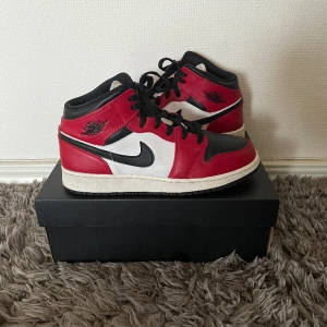 Air Jordan 1 Chicago Mid Black Toe - Air Jordan 1 Mid Chicago Black Toe i storlek 38,5. Använd cirka 3 gånger. Superfint skick. Köpt i Paris, väldigt svåra att få tag på. Kontakta för fler bilder eller frågor💞