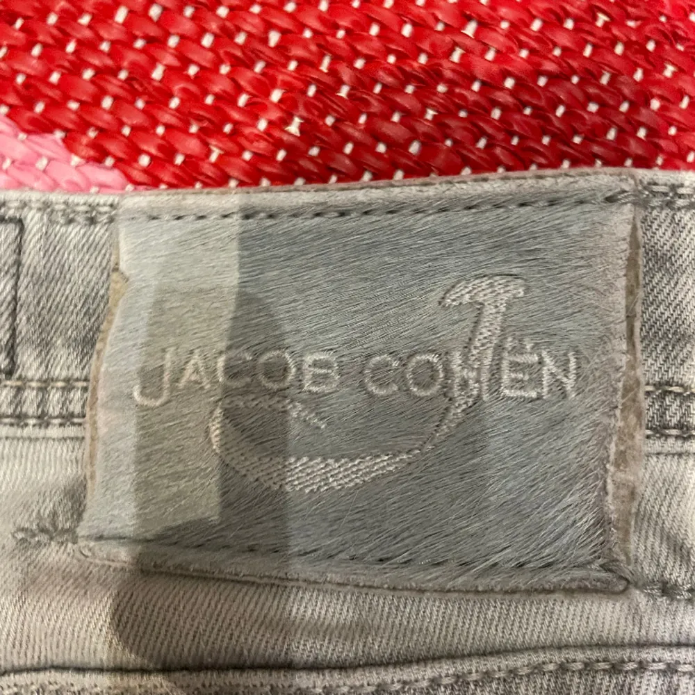 Ett par  Snygga och eftertraktade jeans från Jacob cohen Jeans storlek 30. Passa mig bra som är runt 170cm. Vid frågor eller funderingar är det bara att skriva. Mvh Vegas.. Jeans & Byxor.
