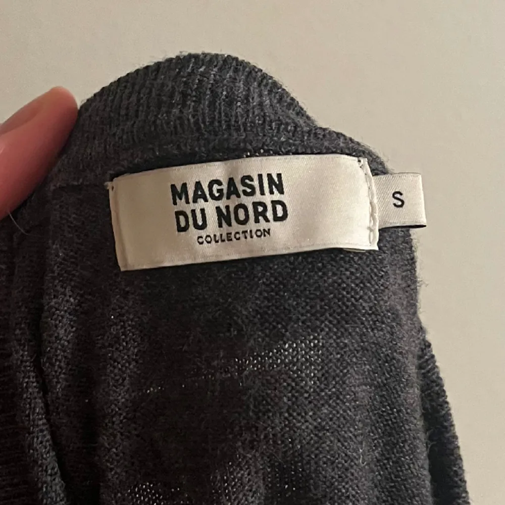 Säljer nu denna skit snygga cashmere-blend tröja från magasin du nord. Den är i otroligt bra skick. Ny pris 1300, mitt pris 449kr! ✌️🍾. Stickat.