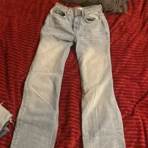 Säljer ett par större jeans eftersom det inte är min stil längre. Jeansen är från gina och i strl 34💕💕 tvärsöver är midjan 36cm och innebenslämgden är 82 cm