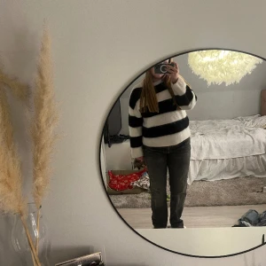 Gråa jeans - Så fina gråa jeans från zara med slitningar vid hälen(det va så när jag köpte de)🤍 nyskick då endast använda fåtal gånger . Säljer eftersom de ej komemr till användning tyvärr:/