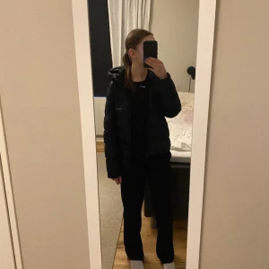 Peak performance jacka💗 - Hej säljer nu min fina Peak performance jacka eftersom jag har skaffat en ny jacka. Jackan är i storlek 160 men fungerar som en XS. Hör av er för frågor eller fler bilder💗💗