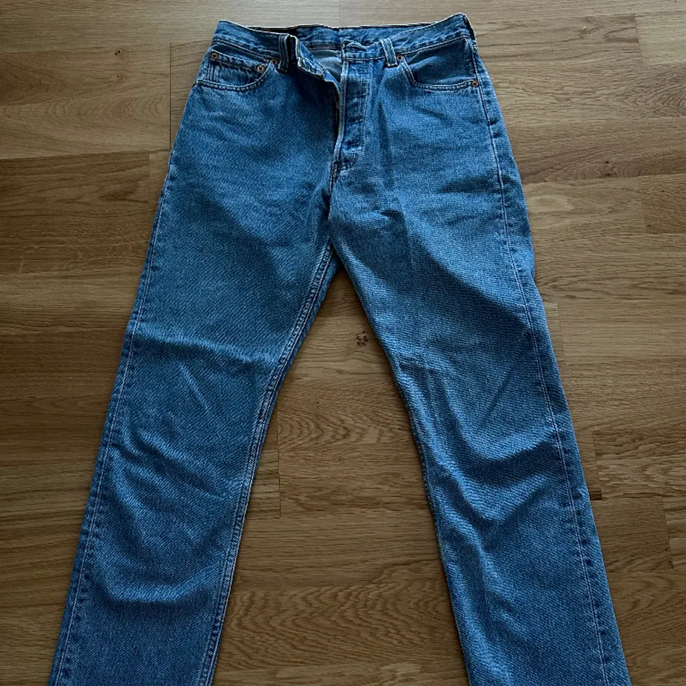 Boyfriend jeans från Levi’s Storlek: W30 L32  Skick: Mycket bra skick, använda fåtal gånger. Pris: 200kr Köparen står för frakten. . Jeans & Byxor.