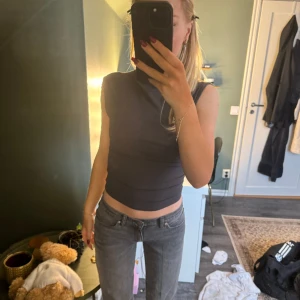 Abrand Jeans - Lågmidjade - Jeansen är straight, för mer bilder kolla på abrands hemsida. Storlek 36 Passar även 34/38 Perfekt längd på mig som är 170!💕