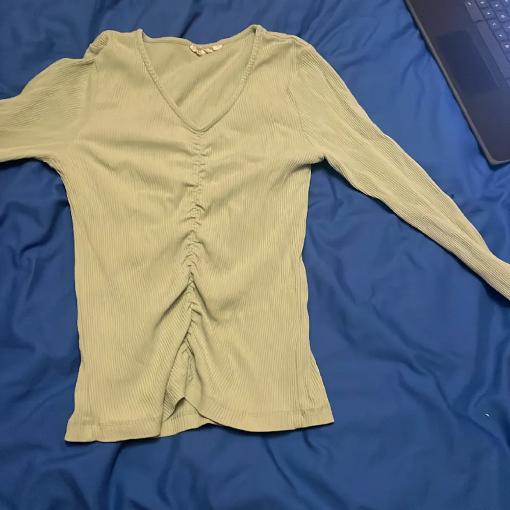 En grön ribbad tröja har använt ca 2-3 gånger i storlek 170.om ni vill köpa så säg till om ni vill ha den strykt🩷. Tröjor & Koftor.